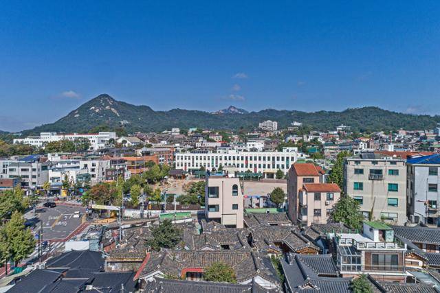 한옥밀집 지역의 끝자락에 위치해 먼 산과 가까운 한옥의 모습을 두루 감상할 수 있다. 황효철 건축사진작가 제공