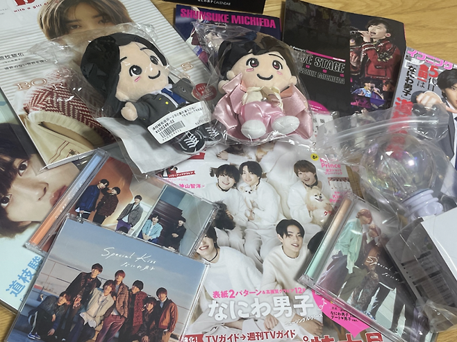 일본 그룹 나니와단시를 좋아하는 김서연(18)양이 모아온 굿즈들. 김서연양 제공