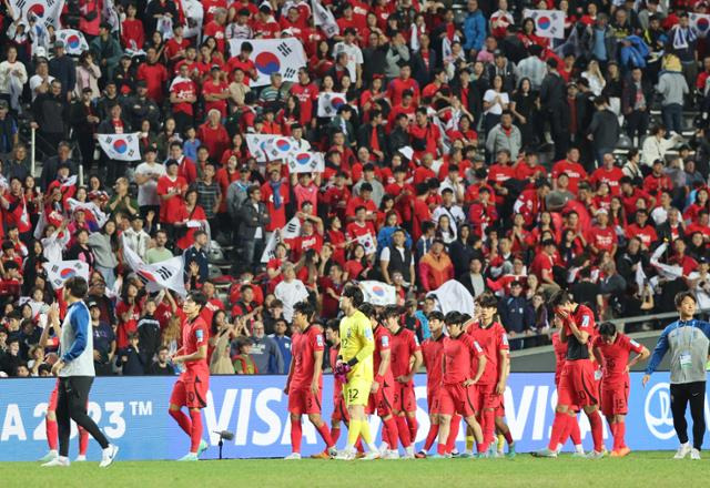 20세 이하(U-20) 축구 대표팀 선수들이 9일 아르헨티나 라플라타에 위치한 라플라타 스타디움에서 열린 이탈리아와의 2023 국제축구연맹(FIFA) U-20 월드컵 준결승전에서 1-2로 패한 뒤 아쉬운 표정을 지으며 관중들에게 인사하고 있다. 라플라타=연합뉴스