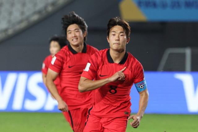 20세 이하(U-20) 축구 대표팀의 주장 이승원(맨 앞)이 9일 아르헨티나 라플라타 스타디움에서 열린 2023 국제축구연맹(FIFA) U-20 월드컵 준결승 이탈리아전에서 동점골을 넣은 뒤 기뻐하고 있다. 라플라타=연합뉴스