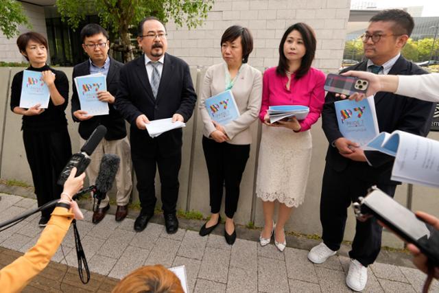 4월 21일 일본 성소수자 권리 단체 리더들이 도쿄에서 기자회견을 하고 있다. 이들은 일본이 주요 7개국(G7) 정상회의에 앞서 차별금지법을 제정하고 동성 결혼을 합법화할 것을 요구했다. 도쿄=AP 연합뉴스
