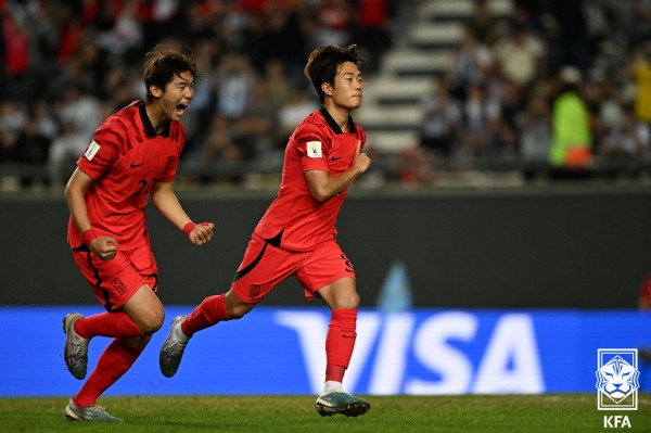 9일 아르헨티나 라 플라타 스타디움에서 열린 2023 국제축구연맹(FIFA) 20세 이하(U-20) 월드컵 4강전 한국과 이탈리아의 경기. 한국 이승원(오른쪽)이 동점 골을 넣고 환호하고 있다. 사진=대한축구협회