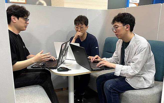 개발팀과 더 퀘스트 관련 회의를 하고 있는 한 이사. 출처=저스트컴퍼니