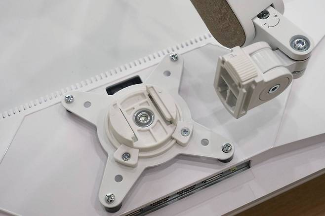 모니터 후면에 베사 마운트를 장착하면, 브래킷을 모니터암 끝에 고정한다. 이때 장력조절도 함께 해주어야 한다. 출처=IT동아