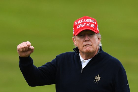 도널드 트럼프 전 미 대통령이 지난달 영국 스코틀랜드 서부 턴베리 골프장에서 골프를 치고 있다. AFP=연합뉴스