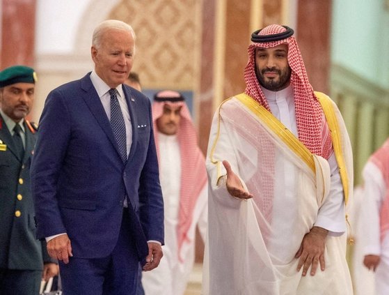 조 바이든 미국 대통령이 지난해 7월 사우디 제다 왕궁에서 무함마드 빈 살만 왕세자와 만나 회담장으로 이동하고 있다. AFP=뉴스1