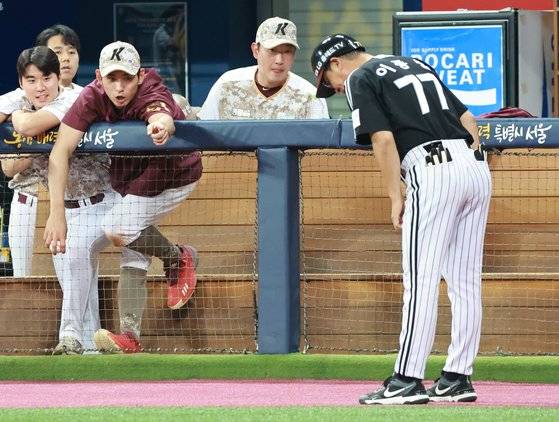 8일 경기 9회를 앞두고 이야기를 나누는 이정후(왼쪽)와 이종범 코치. 연합뉴스