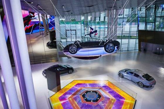 현대자동차가 이달 9일부터 8월 말까지 현대 모터스튜디오 고양에서 스파이더맨 거미줄에 매달린 아이오닉6를 전시한다. 소니 픽처스 엔터테인먼트와 협업해 이달 21일 국내 개봉 예정인 ‘스파이더맨: 어크로스 더 유니버스’를 통해 미래 모빌리티 비전을 선보이는 차원이다. 사진 현대차