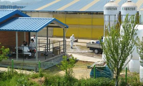 최근 충북 청주의 한우농가에서 구제역이 4년 4개월 만에 발생한데 이어 16일 청주시 오창읍에 있는 한우 농장에서 7번째 구제역이 발생, 방역당국이 초비상이 걸렸다. 이날 오후 구제역이 발생한 청주 오창의 한 한우농장이 외부인의 출입이 통제되고 있다. 7번째 구제역이 추가로 확진된 이 농장은 첫 발생지에서 2.9km 떨어진 곳이다. 농림축산식품부는 이날 청주 오창읍에 있는 한우 농장에서 침 흘림 등 구제역 의심 증상이 발견돼 정밀 검사를 진행한 결과 확진으로 확인됐다고 밝혔다. 이에 따라 지난 10일 이후 국내에서 발생한 구제역은 총 7건으로 늘었으며, 모두 충북에서 발생했다. [프리랜서 김성태]