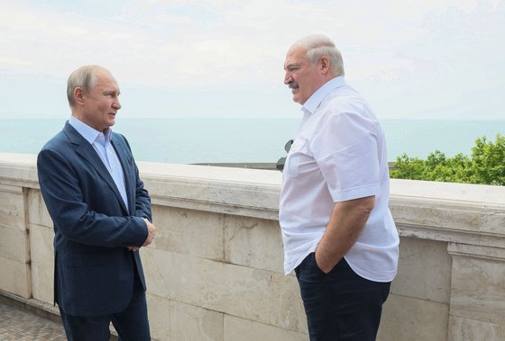블라디미르 푸틴(왼쪽) 러시아 대통령과 알렉산드르 루카셴코 벨라루스 대통령이 9일(현지시간) 러시아 소치에서 비공식 정상회담을 하고 있다. AFP=연합뉴스
