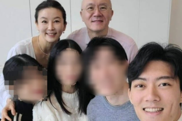 전두환 전 대통령의 손자 전우원 씨(앞줄 오른쪽)가 새어머니인 배우 박상아 씨(뒷줄 왼쪽), 아버지인 전재용 씨(뒷줄 오른쪽) 등 가족들과 함께 찍은 사진. / 사진=전우원 인스타그램 캡처
