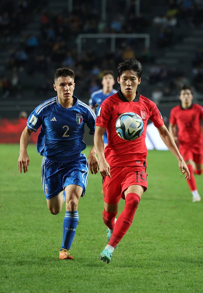 8일(현지시간) 오후 아르헨티나 라플라타 스타디움에서 열린 2023 국제축구연맹(FIFA) 20세 이하(U-20) 월드컵 4강전 한국과 이탈리아의 경기에서 배준호가 상대 선수와 볼경합을 하고 있다. 2023.6.9 연합뉴스