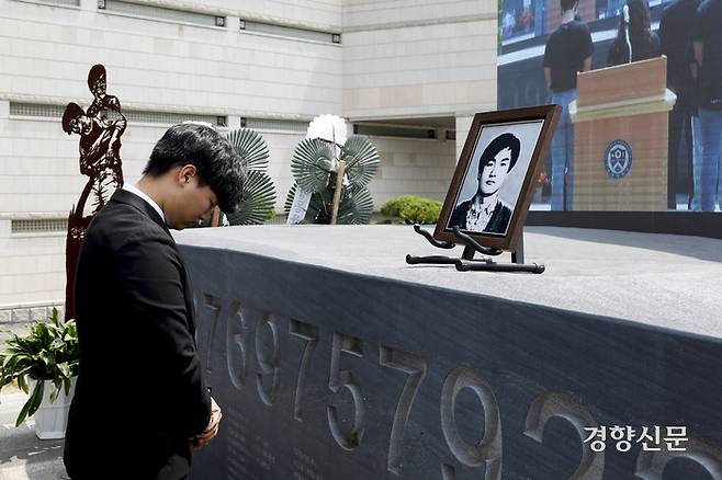 제36주기 이한열 열사 추모식이 열린 9일 서울 연세대학교 한열동산에서 한 학생이 추모하고 있다. 문재원 기자