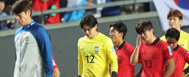 한국 20세 이하(U-20) 남자축구대표팀이 9일 아르헨티나 라플라타 스타디움에서 열린 2023 국제축구연맹(FIFA) U-20 월드컵 준결승에서 이탈리아에 1-2로 패한 뒤 고개를 숙인 채 그라운드를 빠져나가고 있다. 라플라타 | 연합뉴스