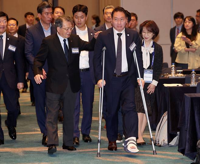 대한상공회의소 회장인 최태원 SK그룹 회장이 9일 부산 시그니엘호텔에서 열린 제12회 한일상공회의소 회장단회의에 목발을 짚은 채 참석하고 있다. 대한상의 제공