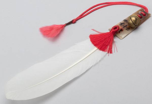 해동청(사냥용 매) 꼬리에 다는 시치미. 매 주인 이름과 주소, 매 이름이 적혔다. 시치미 뗀다는 관용구가 여기서 나왔다.