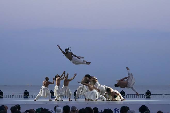 Compagnie Herve Koubi performs "What the Day Owes to the Night" at the Haeundae Beach Special Stage on June 4, the last day of the Busan International Dance Festival. (BIDF)