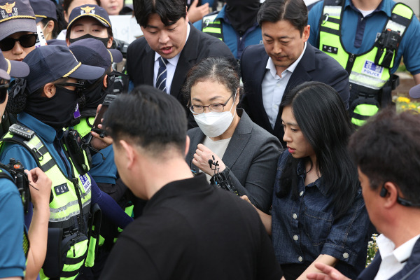 이태원 참사 부실 대응 혐의로 구속기소된 박희영 용산구청장이 법원의 보석 청구 인용에 따라 7일 오후 서울 구로구 남부구치소를 나서고 있다. 연합뉴스