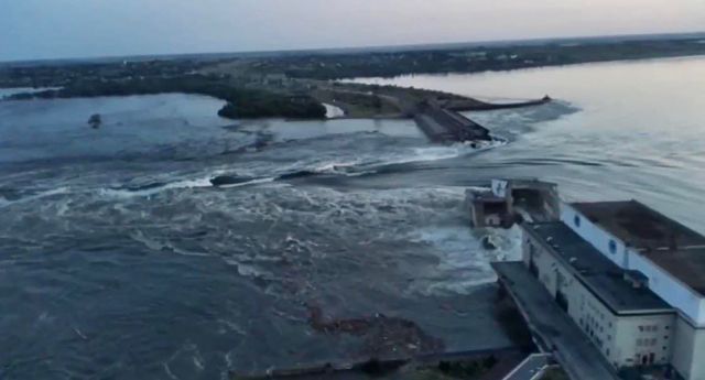6일(현지시간) 러시아군이 점령하고 있는 우크라이나 남부 헤르손주 드니프로강의 카호우카 댐이 파괴된 모습. AFP 연합뉴스