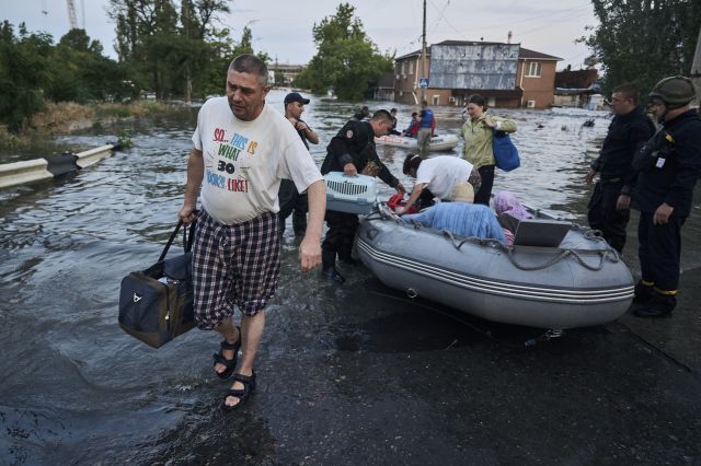 우크라이나 내 러시아 점령지인 남부 헤르손주 카호우카 댐이 일부 파괴돼 홍수가 발생한 6일(현지시간) 우크라이나 구조대원들이 주민들을 대피시키고 있다. AP 연합뉴스