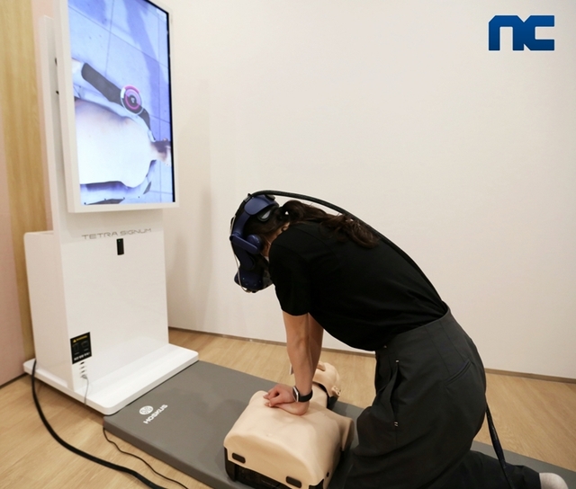 심폐소생술 VR 안전 교육 진행. 엔씨소프트 제공