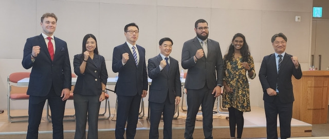 국제오엠과 한국오엠 관계자들이 9일 기자간담회를 마친 후 기념촬영을 하고 있다.