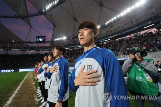 8일(현지시간) U-20 월드컵 4강전 이탈리아와의 경기에 앞서 한국 김은중 감독이 국기에 대한 경례를 하고 있다. [연합뉴스]