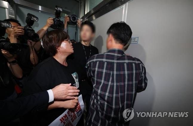 박희영 용산구청장의 출근 저지하는 이태원 참사 유가족들 / 사진=연합뉴스