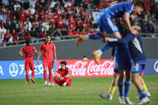 9일(한국시간) FIFA U-20 월드컵 4강전 한국과 이탈리아의 경기에서 1대2로 패한 한국 선수들이 허탈한 표정을 보이고 있다.  연합뉴스