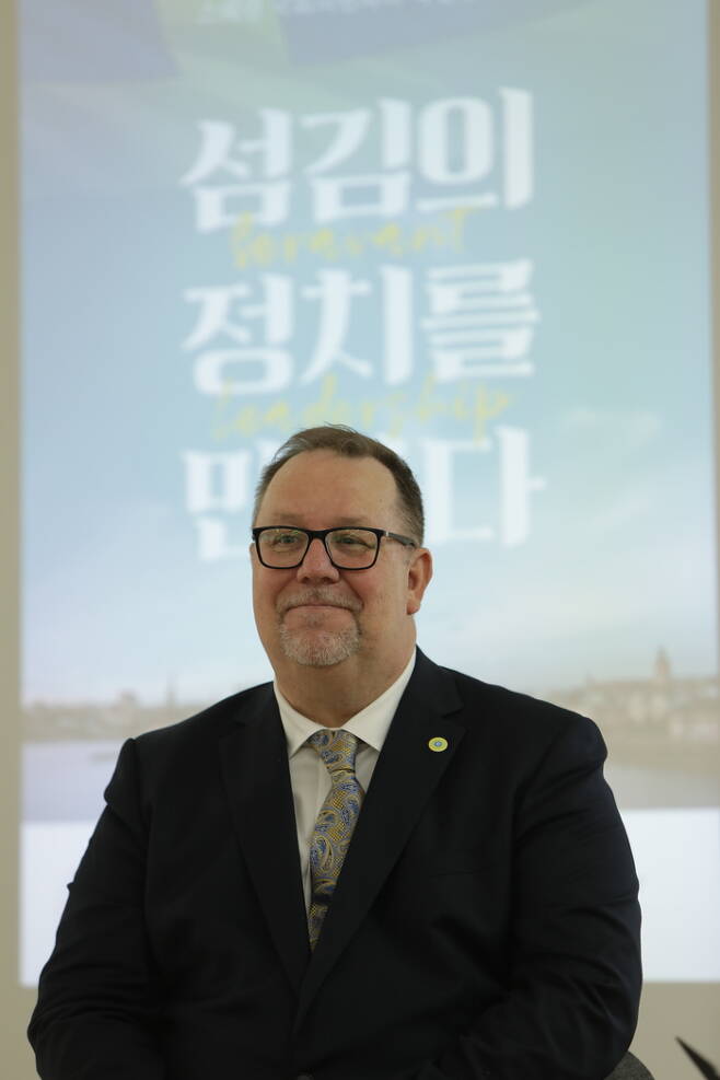 9일 이태석재단 사무실에서 스웨덴의 올레 토렐(Olle Thorell) 의원이 매일경제를 만나 ‘섬김의 리더십’에 대해 설명하고 있다. [출처=이태석재단]