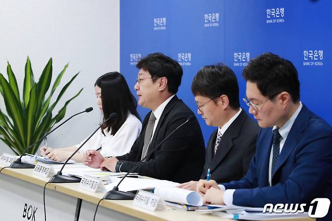 (서울=뉴스1) = 9일 오전 서울 중구 한국은행에서 이소정 국제수지팀 과장(왼쪽부터),  이동원 금융통계부장, 김화용 국제수지팀장, 박성곤 국제수지팀 차장이 참석한 가운데 4월 국제수지(잠정) 설명회가 진행되고 있다. (한국은행 제공) 2023.6.9/뉴스1  Copyright (C) 뉴스1. All rights reserved. 무단 전재 및 재배포 금지.