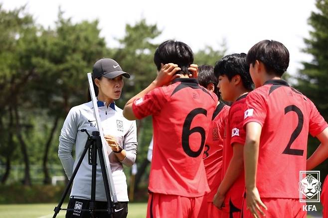 [서울=뉴시스]김은정 감독이 9일 호주와의 친선 2차전 도중 작전 지시를 하고 있다. 2023.06.09. (사진=대한축구협회 제공) *재판매 및 DB 금지