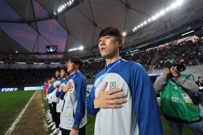 국기에 경례하는 김은중 감독. 연합뉴스