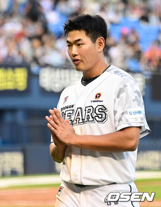 [OSEN=잠실, 조은정 기자]8일 잠실구장에서 2023 신한은행 SOL KBO리그 두산 베어스와 한화 이글스의 경기가 열렸다.2회말 선취 1타점 적시타를 날린 두산 홍성호가 공격 이닝을 마친 뒤 두산 선수단의 축하에 고마움을 표하고 있다. 데뷔 첫 타점. 2023.06.08 /cej@osen.co.kr