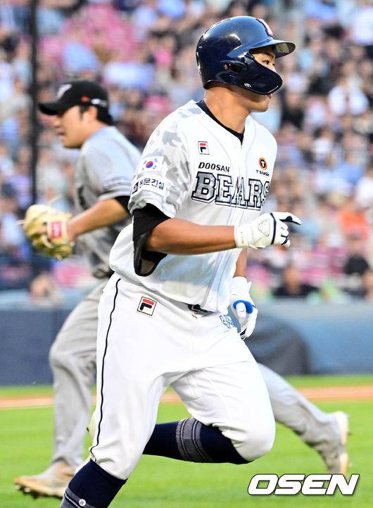 [ㅁ[OSEN=잠실, 조은정 기자]2회말 1사 1,2루 두산 홍성호가 선취 1타점 적시타를 날리고 있다. 2023.06.08 /cej@osen.co.kr
