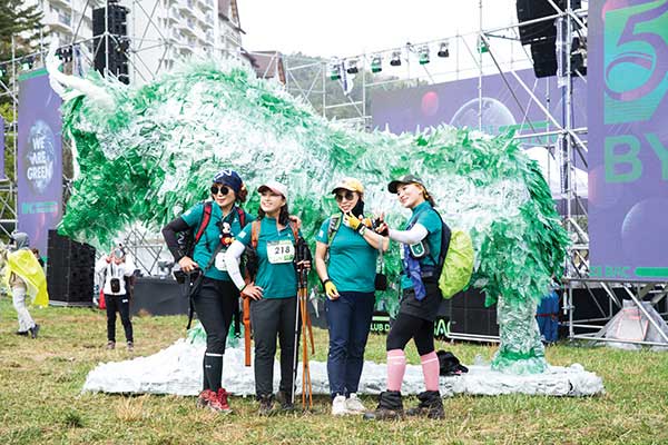 블랙야크의 친환경 심벌인 그린야크 앞에서 기념사진을 찍는 참가자들. 재활용 플라스틱으로 만든 야크다.