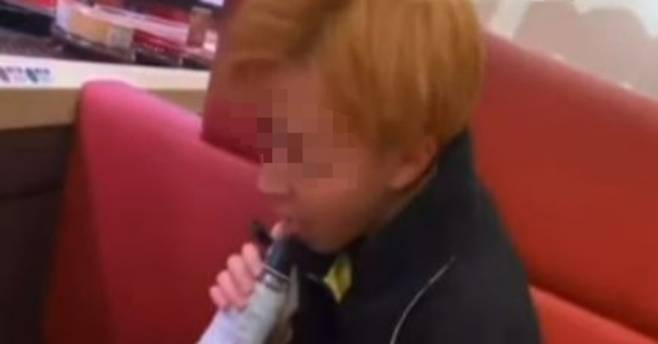 일본 회전초밥 가게에서 간장병을 핥고 있는 소년. 유튜브 캡처