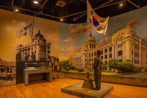 서울을 수복하고 중앙청에 태극기를 걸던 모습 재현