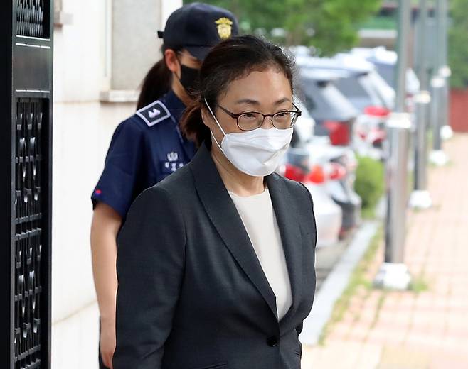 ‘이태원 참사’ 부실대응 혐의로 구속 기소된 박희영 서울 용산구청장이 지난 7일 서울남부구치소에서 보석으로 석방돼 나오고 있다. 뉴스1