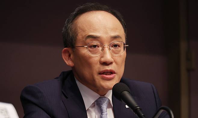 추경호 부총리 겸 기획재정부 장관이 지난 8일 서울 중구 한국프레스센터에서 열린 관훈클럽 초청 토론회에 참석해 패널의 질문에 답하고 있다. 연합뉴스