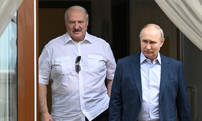 블라디미르 푸틴 러시아 대통령(오른쪽)이 9일(현지시간) 러시아 소치에서 알렉산드르 루카셴코 벨라루스 대통령을 만나 발걸음을 옮기고 있다. 소치=AP연합뉴스