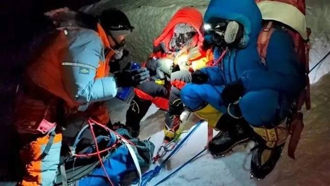 중국 후난성 출신의 산악인 판 지앙타오와 동료가 조난당한 중국인 산악인을 구조했다.