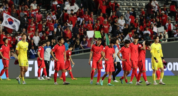 8일(현지시간) 아르헨티나 라플라타 라플라 스타디움에서 열린 ‘FIFA U-20 월드컵 아르헨티나 2023’ 준결승전 한국과 이탈리아의 경기에서 1대2로 패배한 한국 선수들이 아쉬워하고 있다. 2023.6.9 뉴스1