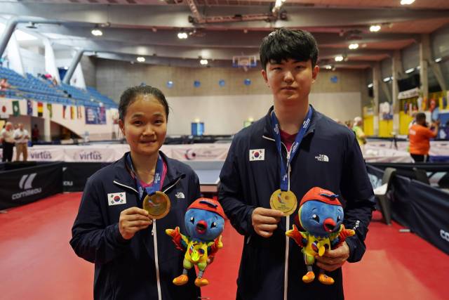 서양희(왼쪽)와 김기태가 8일 버투스 글로벌 게임 탁구 남녀 복식에서 우승 후 금메달을 목에 걸고 포즈를 취하고 있다. 사진 제공=스페셜올림픽코리아