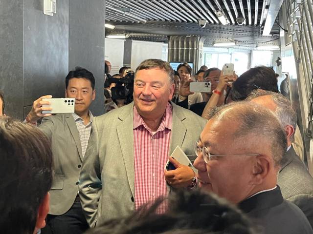 정의선(오른쪽 첫번째) 현대차그룹 회장이 7일 현대모터스튜디오 서울에서 열린 ‘포니의 시간’ 오프닝 겸 ‘리트레이스 시리즈’ 출간 기념회에 참석해 초창기 현대차의 해외 딜러들과 담소를 나누고 있다. 서민우기자