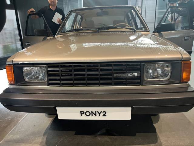 장재훈 현대차 사장이 자신의 첫 차였다고 고백한 ‘포니2’. 현대모터스튜디오 서울에서는 포니부터 포니2, 포니 왜건, 포니 쿠페 콘셉트 등 1970~1980년대 생산된 다양한 포니 모델을 직접 눈으로 확인할 수 있다. 서민우기자
