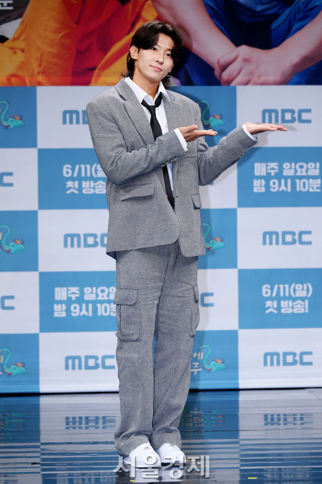 유튜브 크리에이터 덱스가 9일 오후 서울 마포구 MBC 골든마우스홀에서 열린 MBC 새 예능프로그램 ‘태어난 김에 세계일주2’ 제작발표회에서 포즈를 취하고 있다. 김규빈 기자