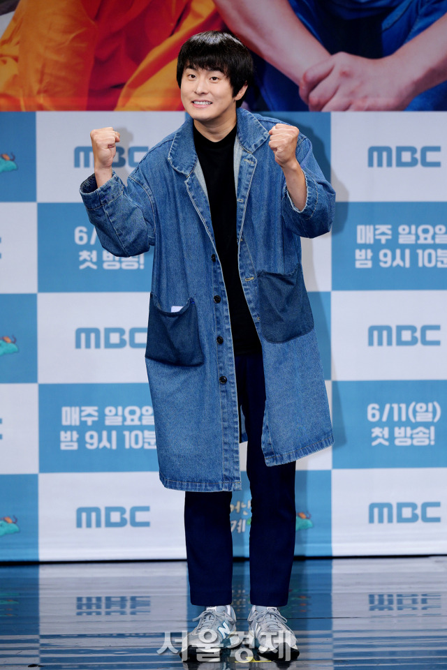 웹툰 작가 기안84가 9일 오후 서울 마포구 MBC 골든마우스홀에서 열린 MBC 새 예능프로그램 ‘태어난 김에 세계일주2’ 제작발표회에서 포즈를 취하고 있다. 김규빈 기자