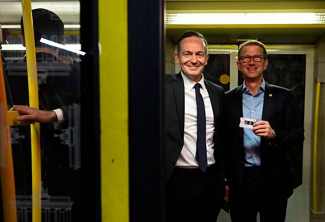 도이칠란트 티켓이 도입된 5월1일 베를린에서 지하철을 탄 폴커 비싱 교통장관(왼쪽). ⓒAFP PHOTO