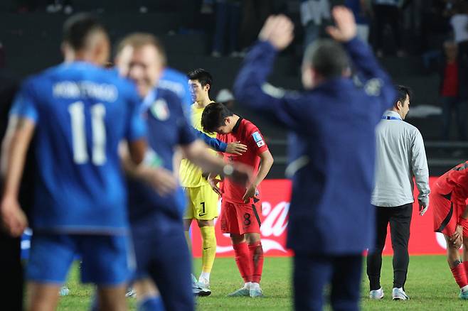 8일(현지시간) 오후 아르헨티나 라플라타 스타디움에서 열린 2023 국제축구연맹(FIFA) 20세 이하(U-20) 월드컵 4강전 한국과 이탈리아의 경기에서 1-2로 패배한 한국 이승원이 고개를 숙이고 있다. 2023.6.9 연합뉴스